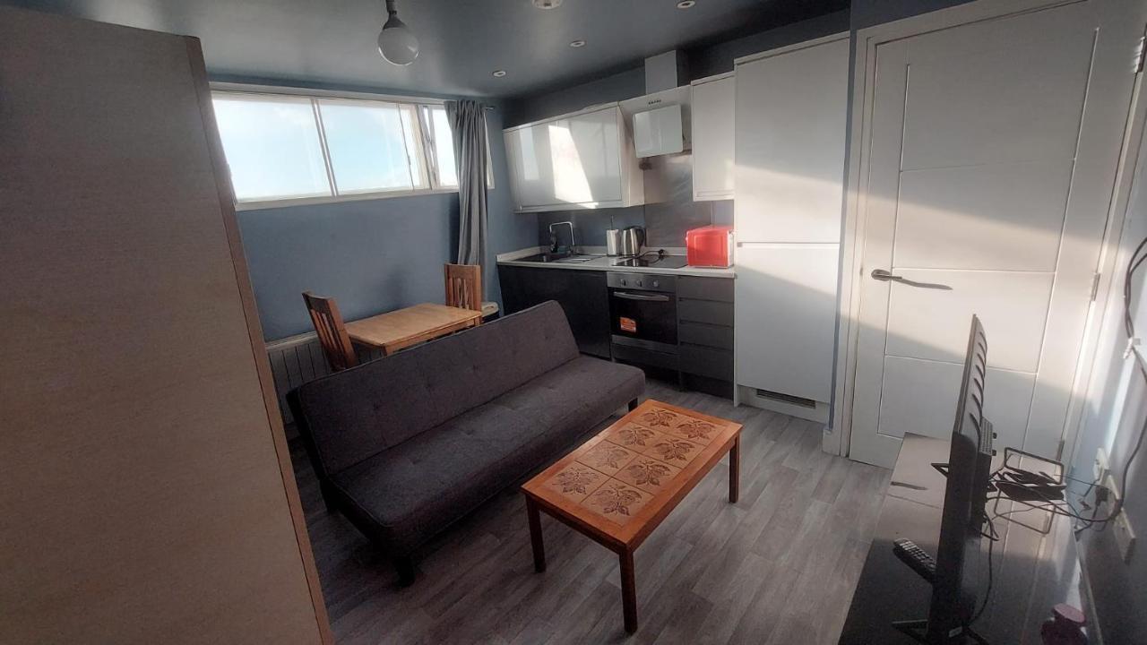 Modern Studio Maidstone - Redecorated Oct 2023 エクステリア 写真